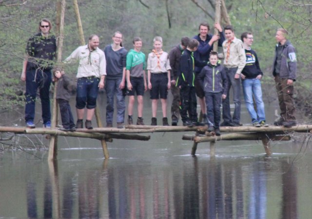 Hier hat der Trupp in einer Truppstunde eine Brücke über den Boker Kanal aus Holzstämmen und Handseilen gebaut.