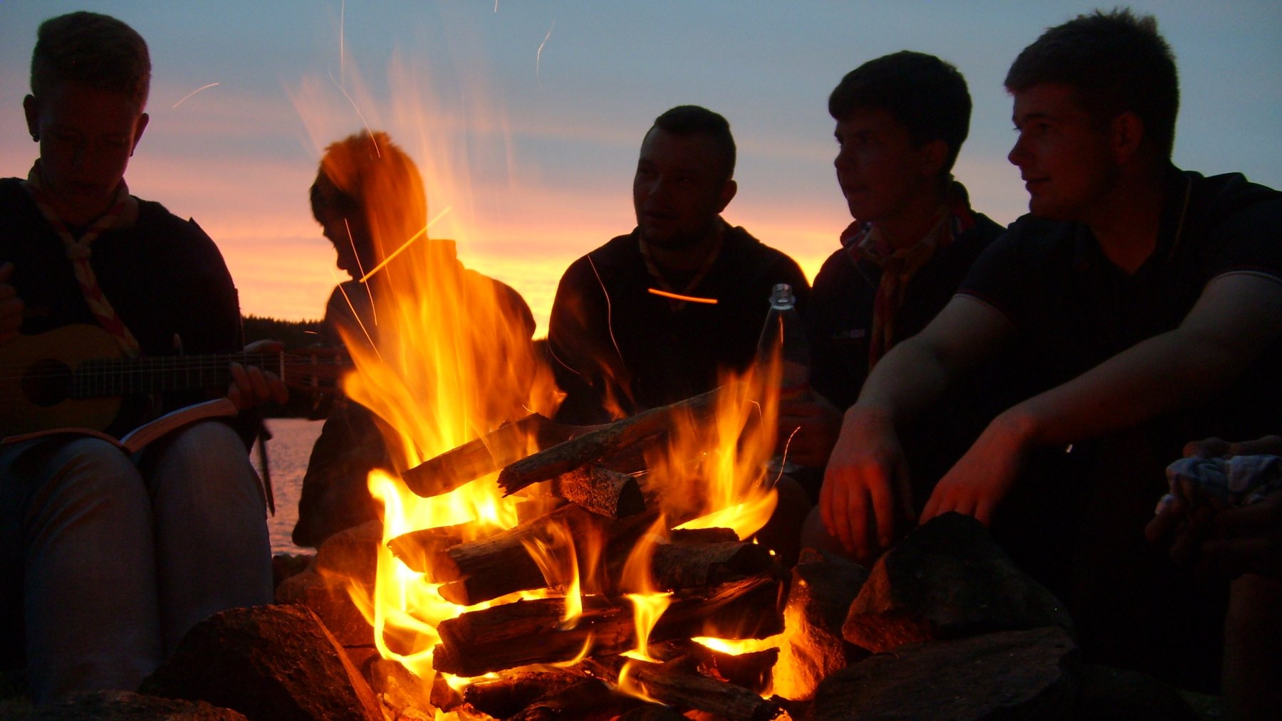 Eine gemütliche Lagerfeuerrunde auf unserer Wanderfahrt durch Schweden 2016.