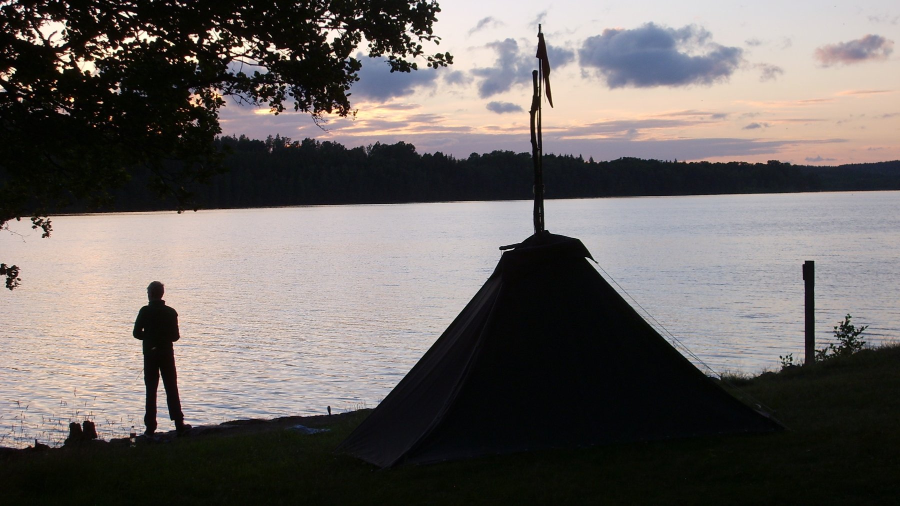 Eines unserer Schwarzen Zelte beim Sonnenuntergang in Schweden 2016.